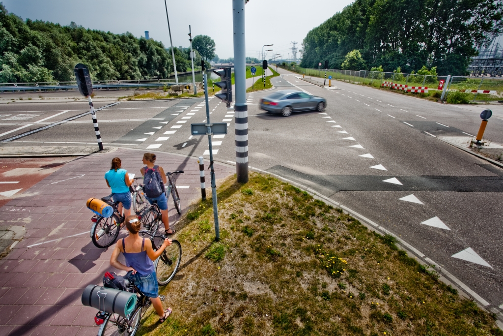 De veelbesproken weg op de grens van Muiden, Diemen en Amsterdam. 