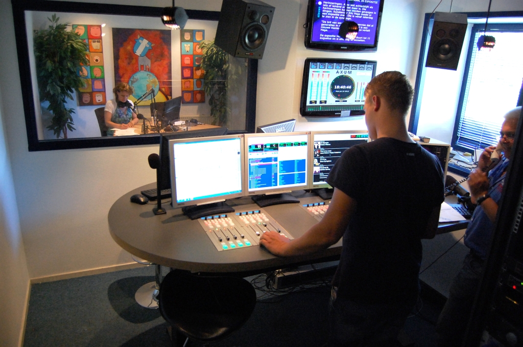 De eerste uitzending van Radio Weesp vanuit de nieuwe studio. 