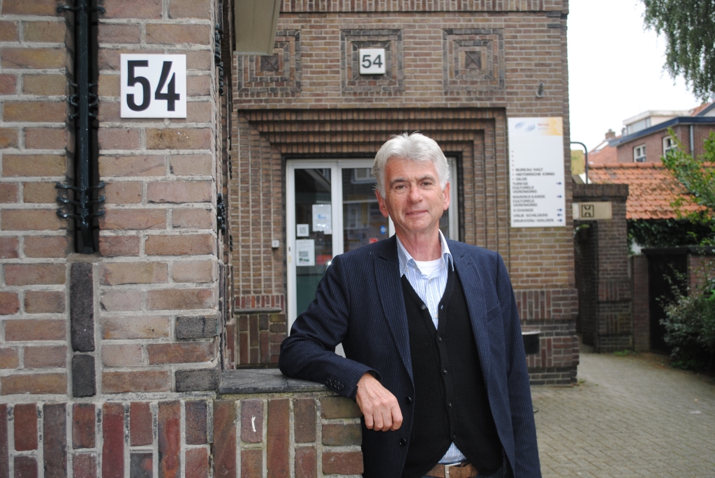 Bart van Es, bij het pand aan de Huizerweg 54, vertelt dat er een quickscan wordt uitgevoerd.