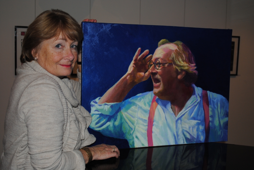 Marjan Dunselman met haar schilderij van Youp van 't Hek.