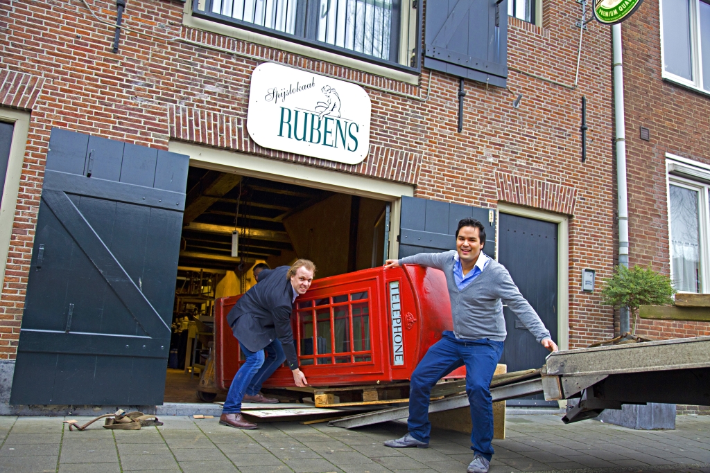 Frisse wind aan de Herengracht met Gijs Numan (links) en Jordi Dekker. De telefooncel verhuist naar een particulier in Limburg.