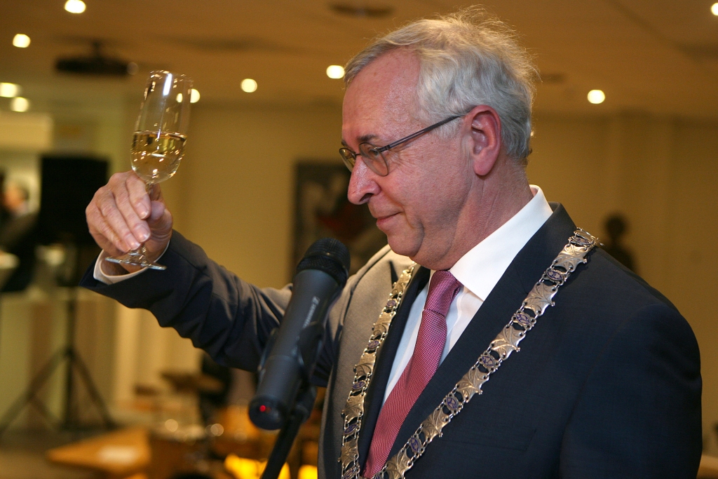 De burgemeester heft het glas op een goed jaar.
