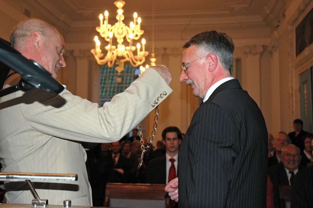 Bart Horseling krijgt op 9 januari 2007 de ambtsketen van Weesp uit handen toenmalig van loco-burgemeester Dick Spel.