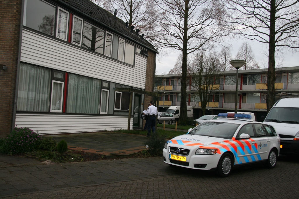 De politie bij het hoekhuis in het Jac. P. Thijssepark.