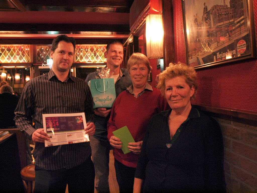 Prijswinnaars Jeroen Klaasse, Marc Lammerts en Marianne van Staa samen met Linda Frantzen van De Herberg.