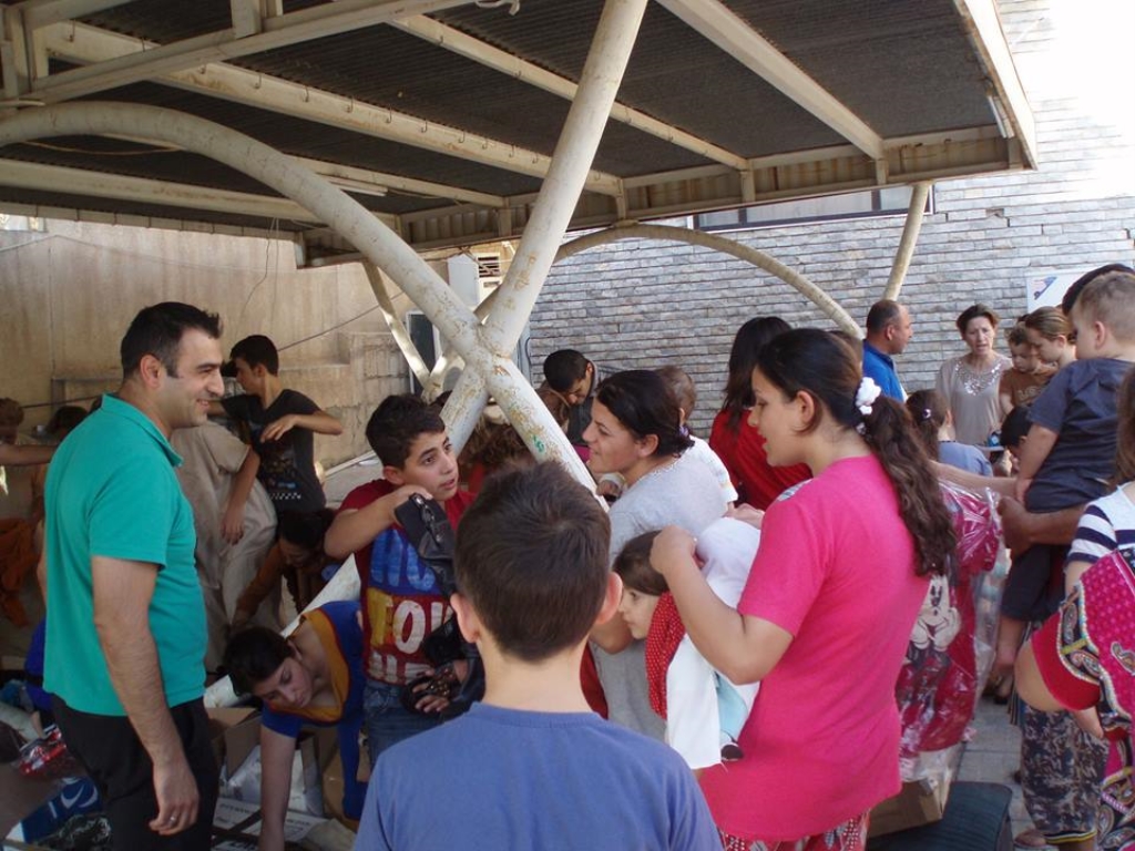 Hawre Rahimi (links) bij het uitdelen van kleding aan Koerdische vluchtelingen: 'Soms was een auto in tien minuten al leeg.'