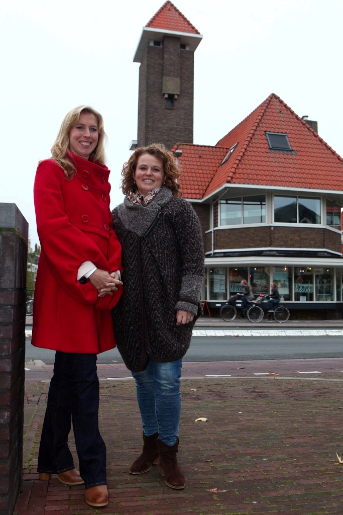Claire Boonstra en Annelieke Mak bespreken in het Filmhuis Bussum het huidige onderwijssysteem. 