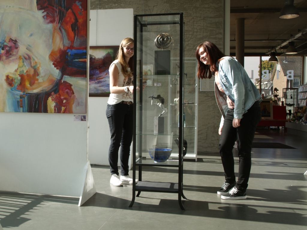 Jongeren komen regelmatig kijken bij de Atelierroute in oktober, nu krijgen zij hun eigen tentoonstelling.