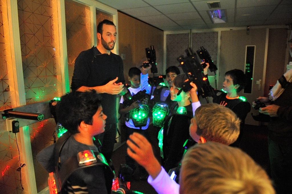 Erik Groenenboom geeft jonge lasergamers uitleg.