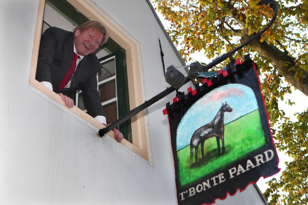 Op de dag dat hij zijn 12,5-jarig jubileum viert als eigenaar onthult Frank van Dijk het gerestaureerde bord van nu nog zijn t'Bonte Paard.