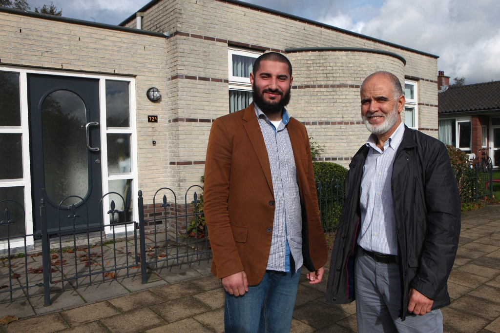 Othman Chahid (28) en Ayad Mejaiti (60) zitten namens het moskeebestuur in het project herinrichting Keverdijk.