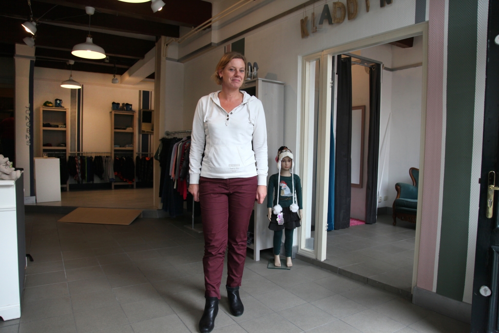 Beate van Bragt toont met trots haar winkel Kladden Kinderkleding