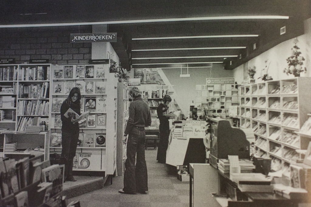 De boekhandel, toen nog De Ark, na de verbouwing in 1975.