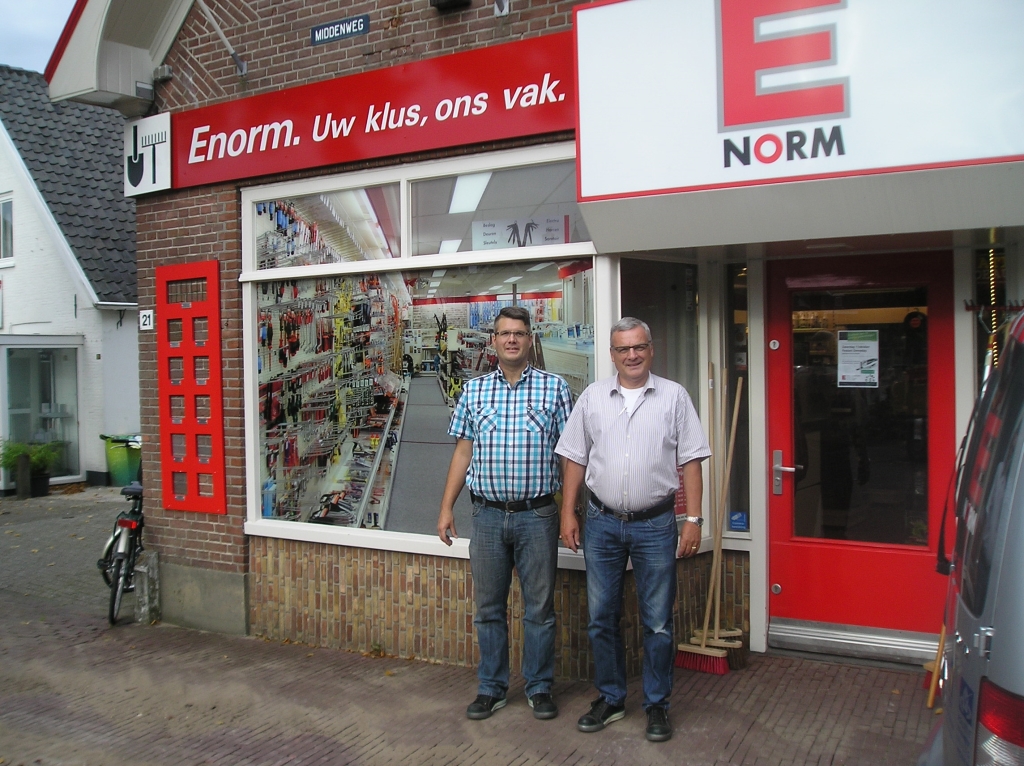 Vader en zoon Vlaanderen zien de klandizie bij Enorm Vos IJzerhandel weer toenemen.