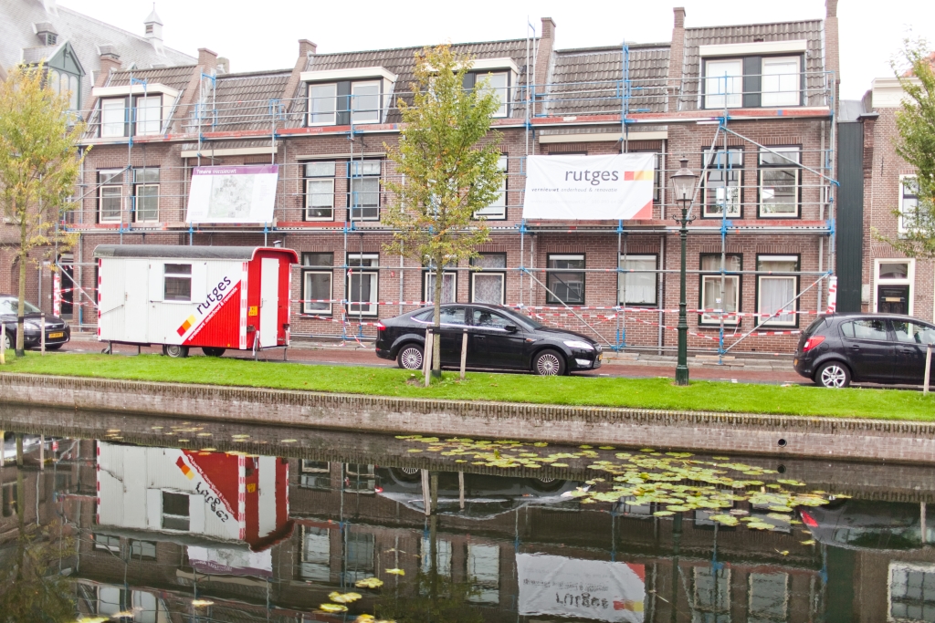 Door heel Weesp staan steigers met spandoeken 'Ymere Vernieuwt.'