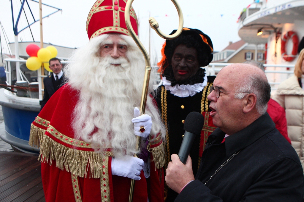 Burgemeester Fons Hertog heet Sinterklaas welkom in Huizen.