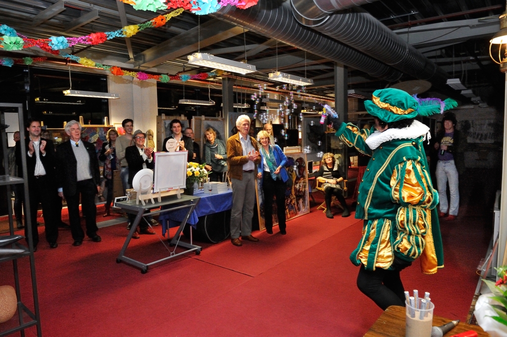 Zwarte Piet opent expositie.