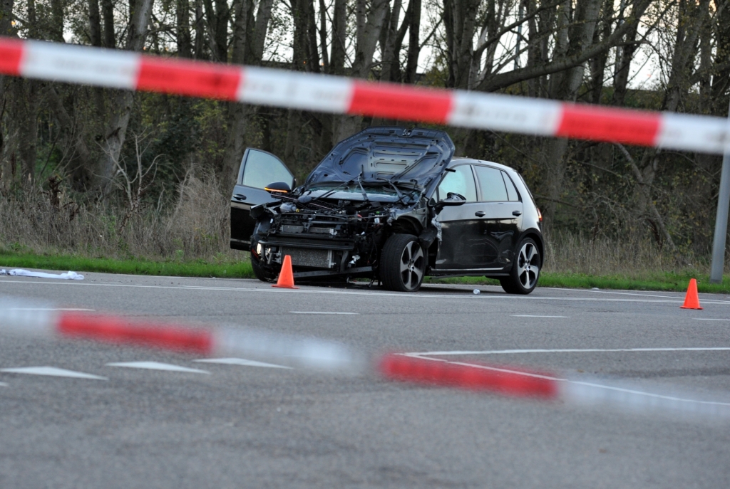 De beschoten auto in Almere. 