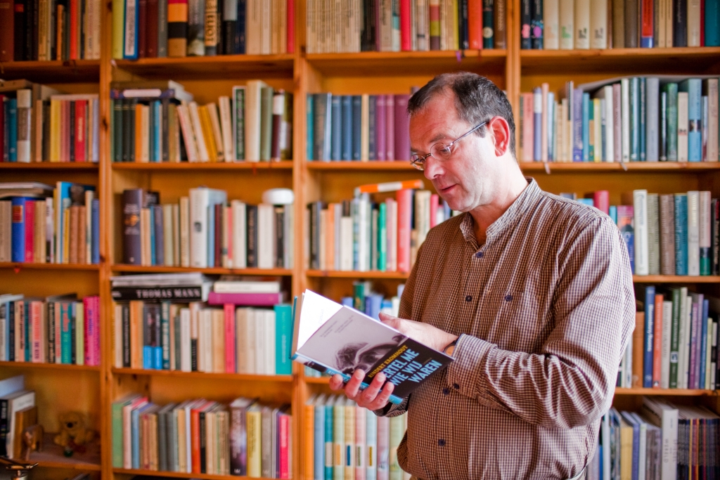 Rindert Kromhout voor zijn bibliotheek over de Bloomsburygroep