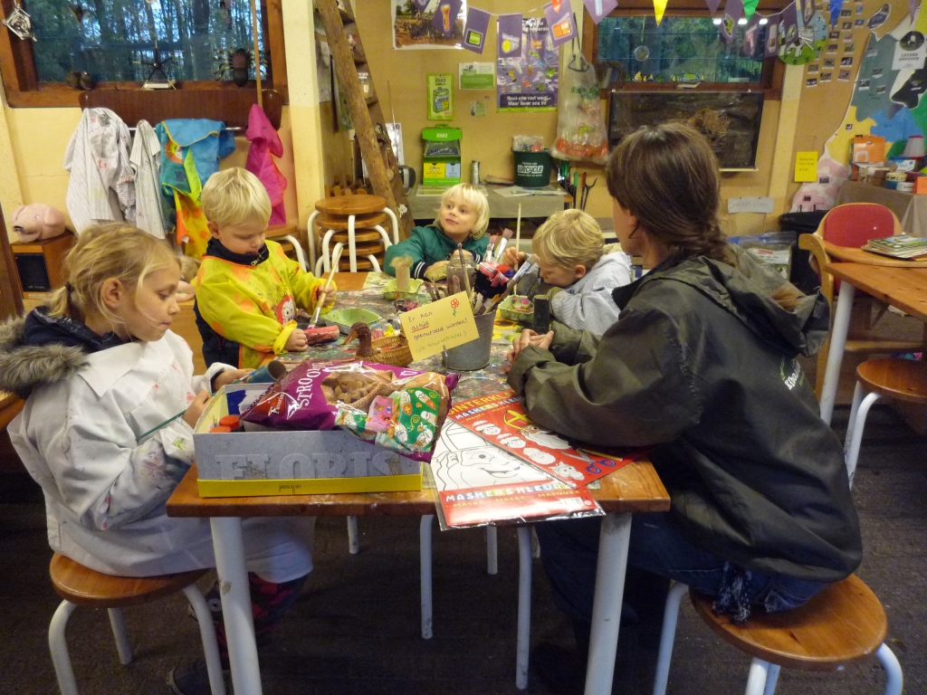 Kinderen kunnen nu ook speciaal voor Sinterklaas knutselen op de kinderboerderij.