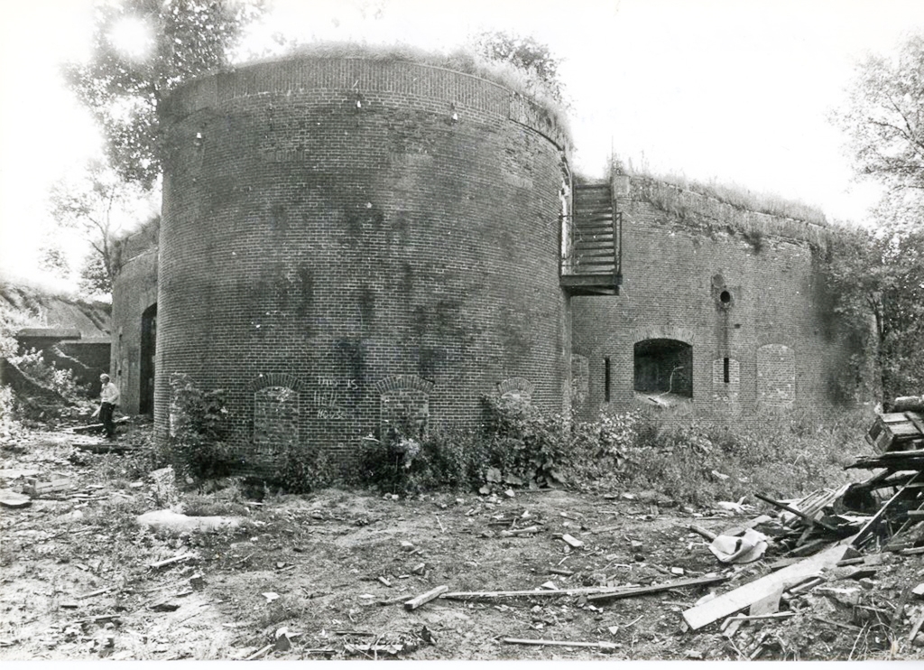 In 1982 komt het oude fort onder het zand vandaan.