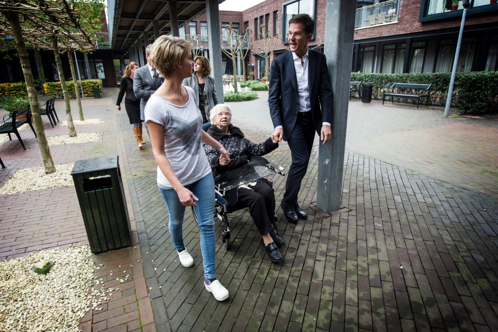 De premier ontmoet bewoners en medewerkers van De Hogeweyk. 