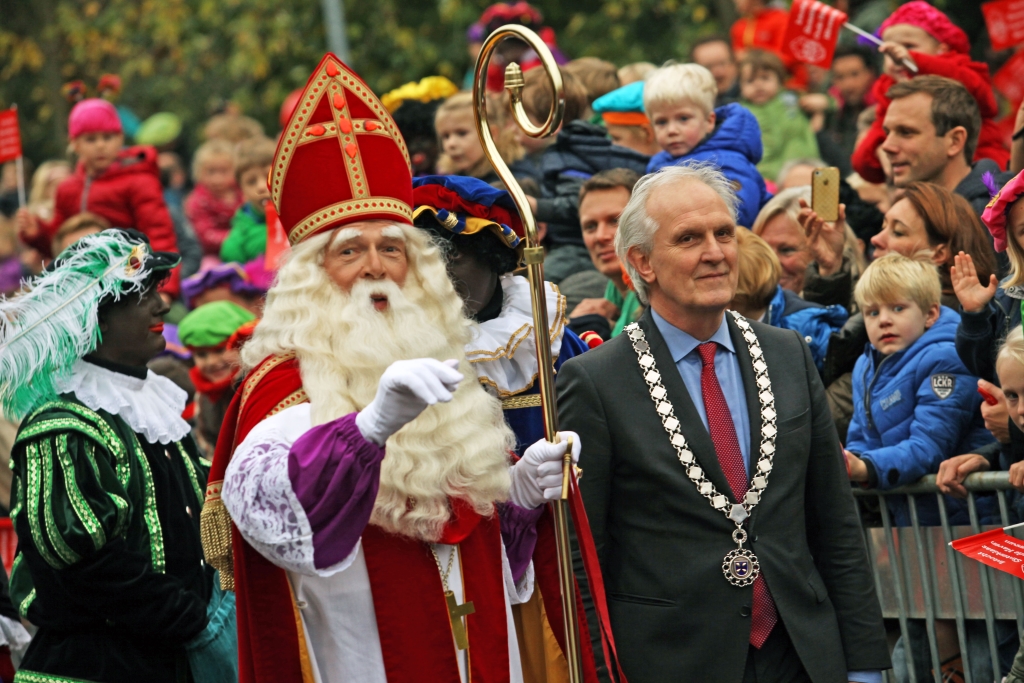 Samen met burgemeester Broertjes loopt Sinterklaas richting het podium in de Oude Haven.