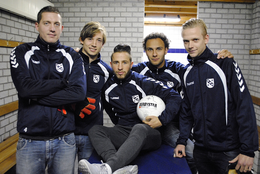 Een deel van de 'harde kern': keeper Rolf Hazelaar en spelers Maikel van Latum, Dennis de Loos, Zeno Peereboom en Martijn Hendriks.