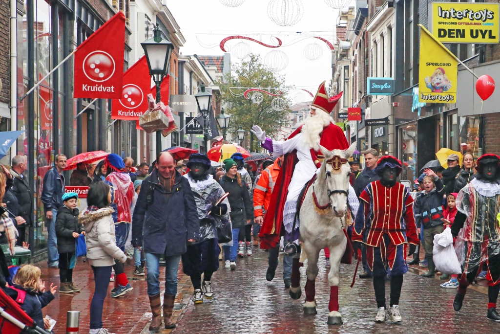 Sinterklaas reed door de winkelstraat.