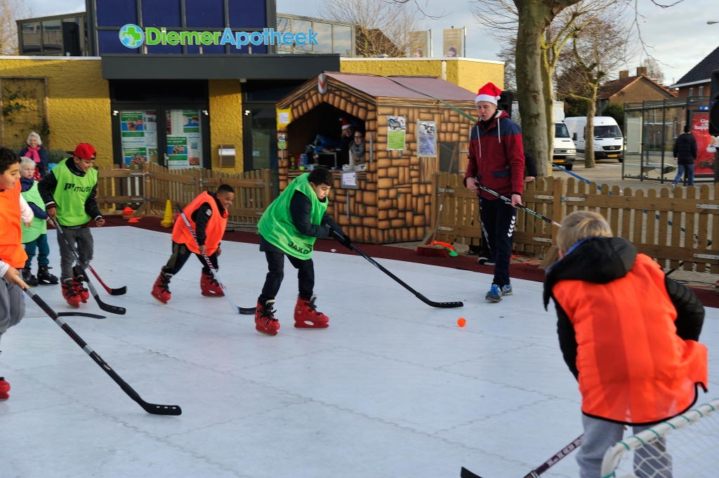 Kinderen spelen ijshockey.