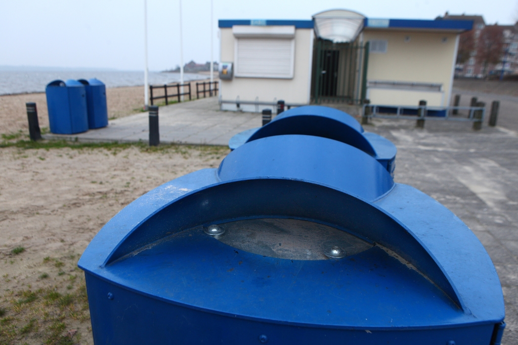 De afvalbakken bij het strand zijn afgesloten.