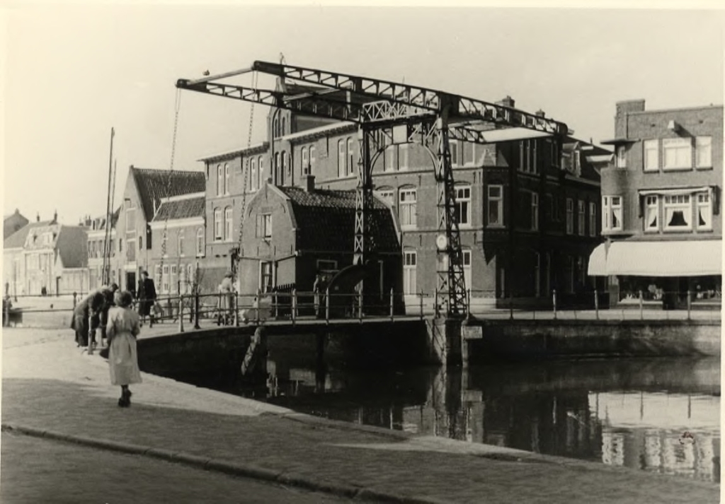 De oude Zwaantjesbrug met op de achtergrond Huize St. Bernardus. 
