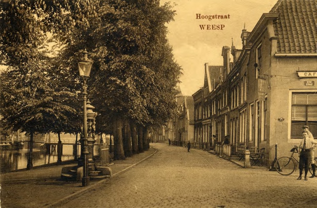 In het archief veel foto's van Boudewijn van den Bergh, Weesp rond 1900. Hier de Hoogstraat.
