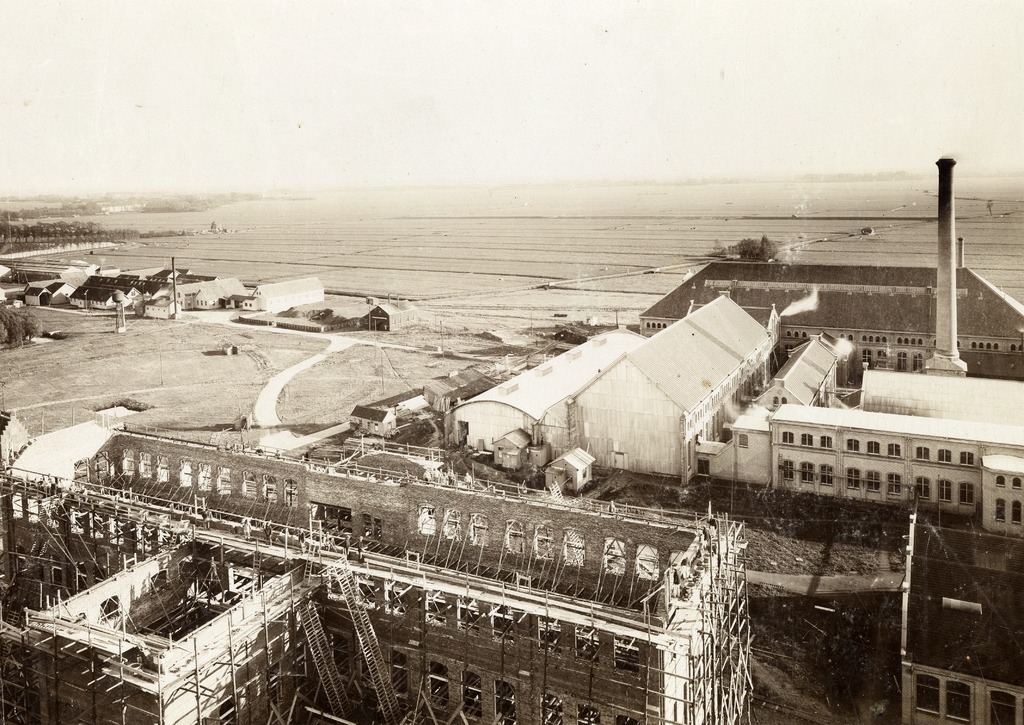 De fabriek van cacaofabrikant Van Houten tijdens de aanbouw in 1900.