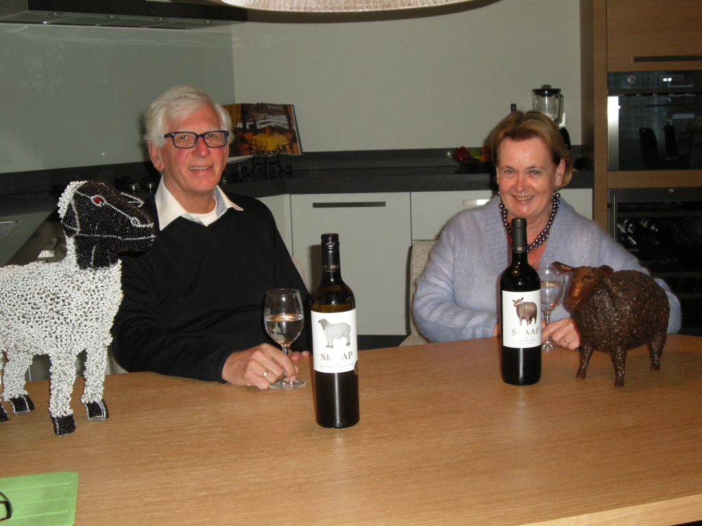Henk en Leny Schaap met de schapen van de wijnetiketten in hun keuken in Huizen.