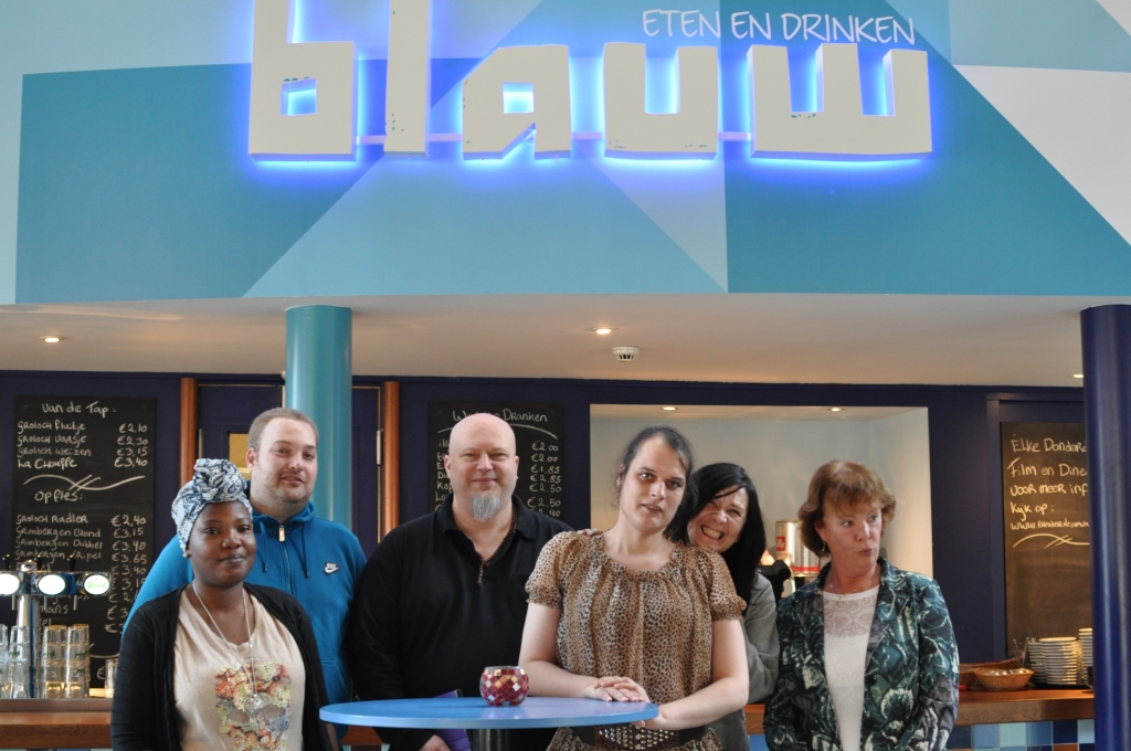 De medewerkers en hun begeleiders maakten gisteren kennis met horecamanager Thijs Frederiks van Grand Café Blauw.