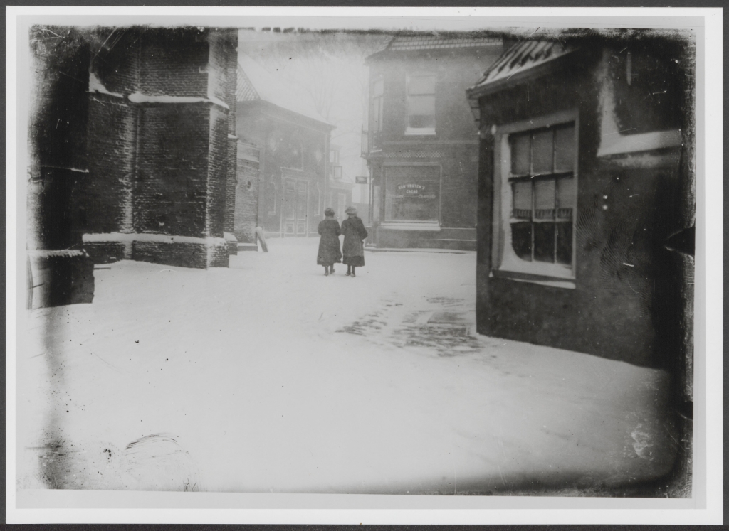 Boudewijn van den Berg, circa 1900. De Kerkstraat in de sneeuw. 
