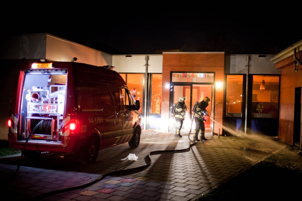 De brandweer staat binnen vijf minuten voor de deur en voorkomt erger bij de Van der Muelen-Vastwijkschool. 