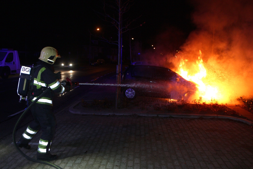 De brandweer was snel ter plaatse, maar kon de auto niet meer redden.
