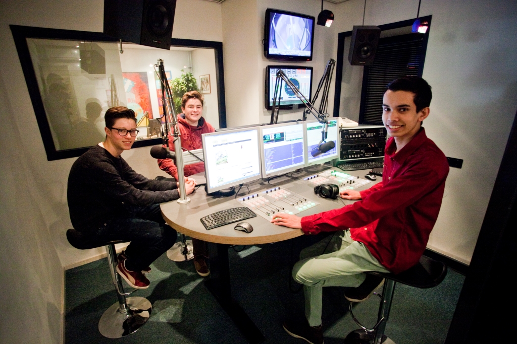 De jongens van Action! in de studio van Radio Weesp. 