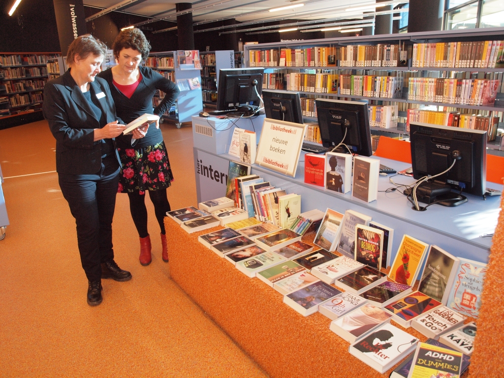 Marij Janssen en Marianne Mondeel geloven niet dat 'echte boeken' helemaal verdwijnen uit de kasten van de bibliotheek.