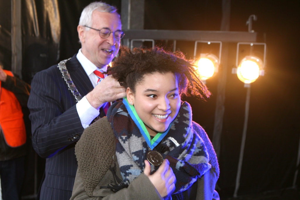 De Bussumse zangeres kreeg de eerste 'Belofte' omgehangen door de burgemeester.