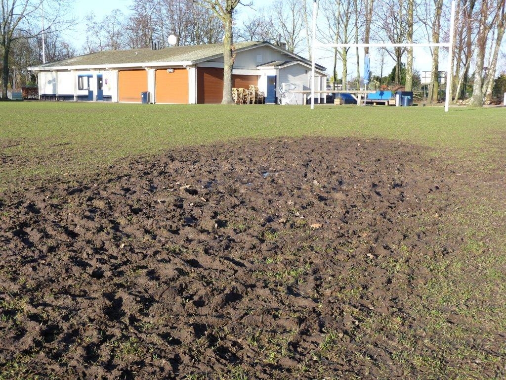 Het nieuwe rugbyveld is een modderpoel.
