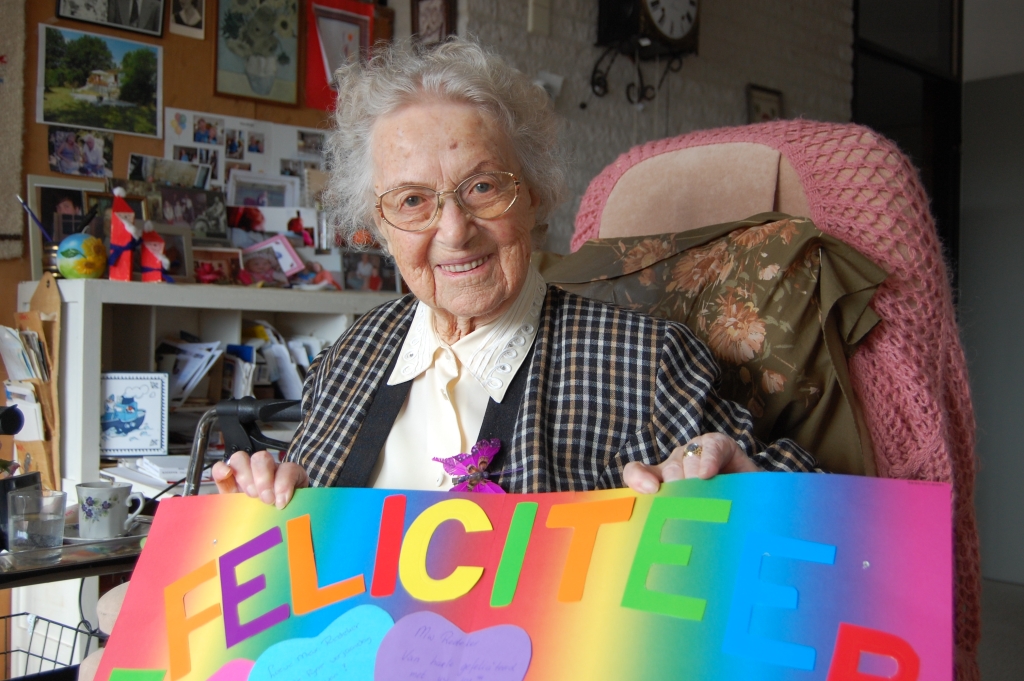 Mevrouw Redeker (101) is in haar sas met de gelukwensen van het personeel van De Schans.