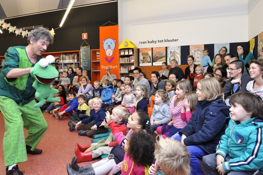 Peuters en kleuters genieten van de voorstelling 'Een schat van een Krokodil' afgelopen zaterdag in de bibliotheek.