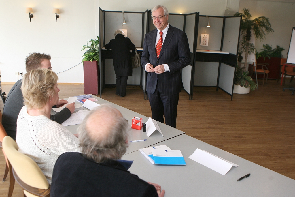 Burgemeester Heijman mocht niet stemmen in Bussum, maar kwam wel kijken.