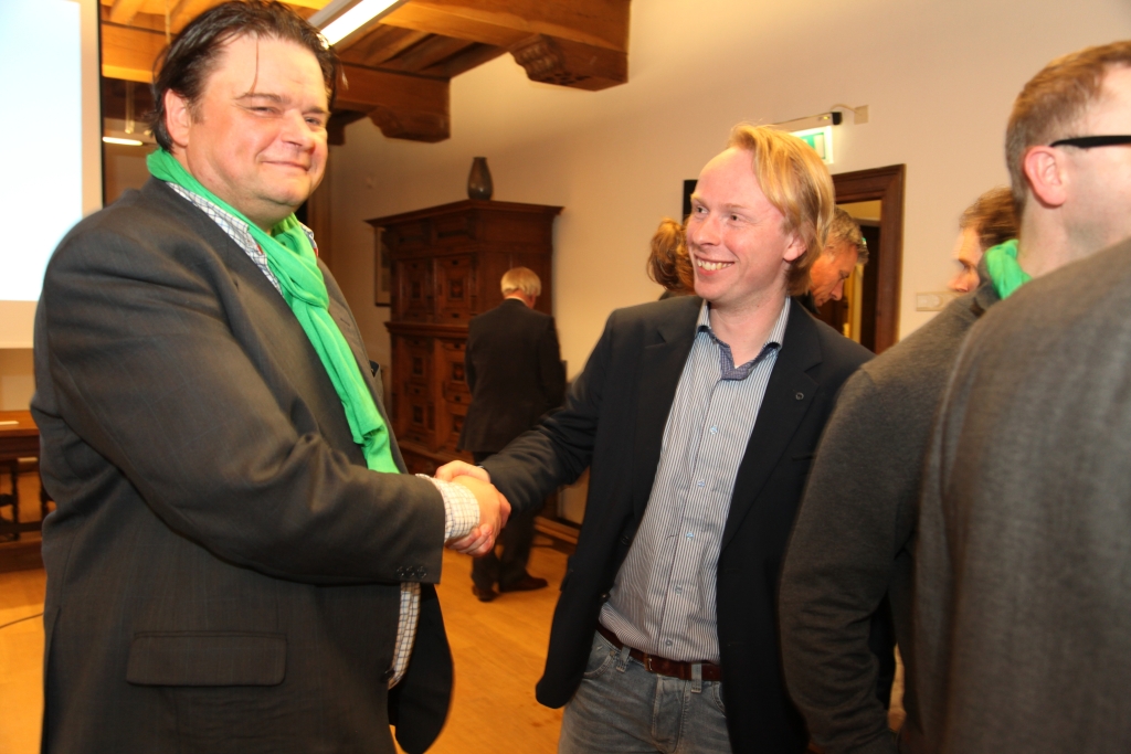 D66 en VVD feliciteren elkaar, met 4 en 5 zetels de grootste partiijen.