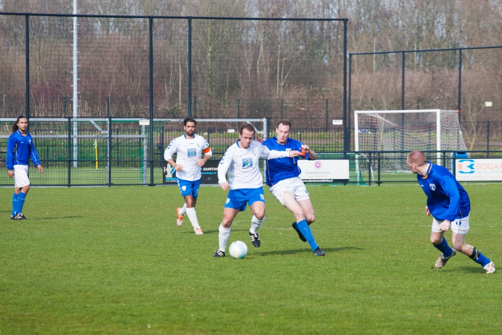 Trainer Mario Rijnsburger wil dat FC Weesp dit jaar al vroeg de tegenstander onder druk zet.