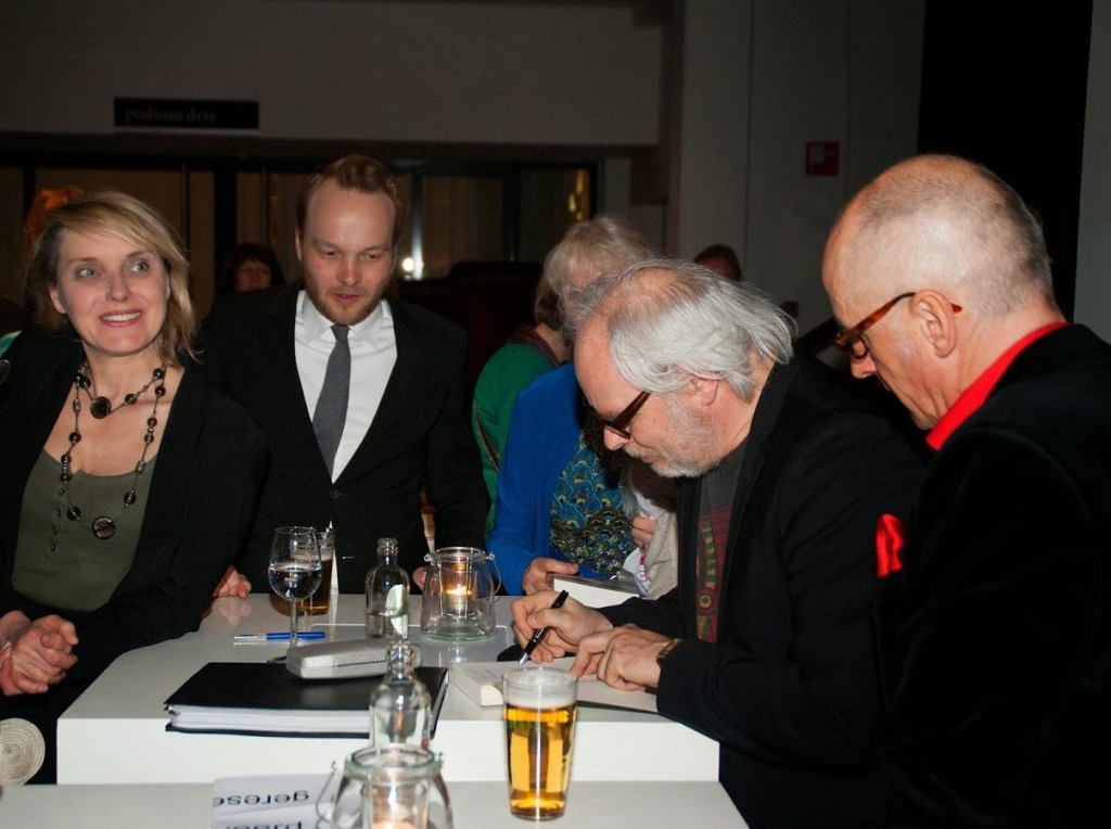 Dichter Nico Dijkshoorn deelt handtekeningen uit.