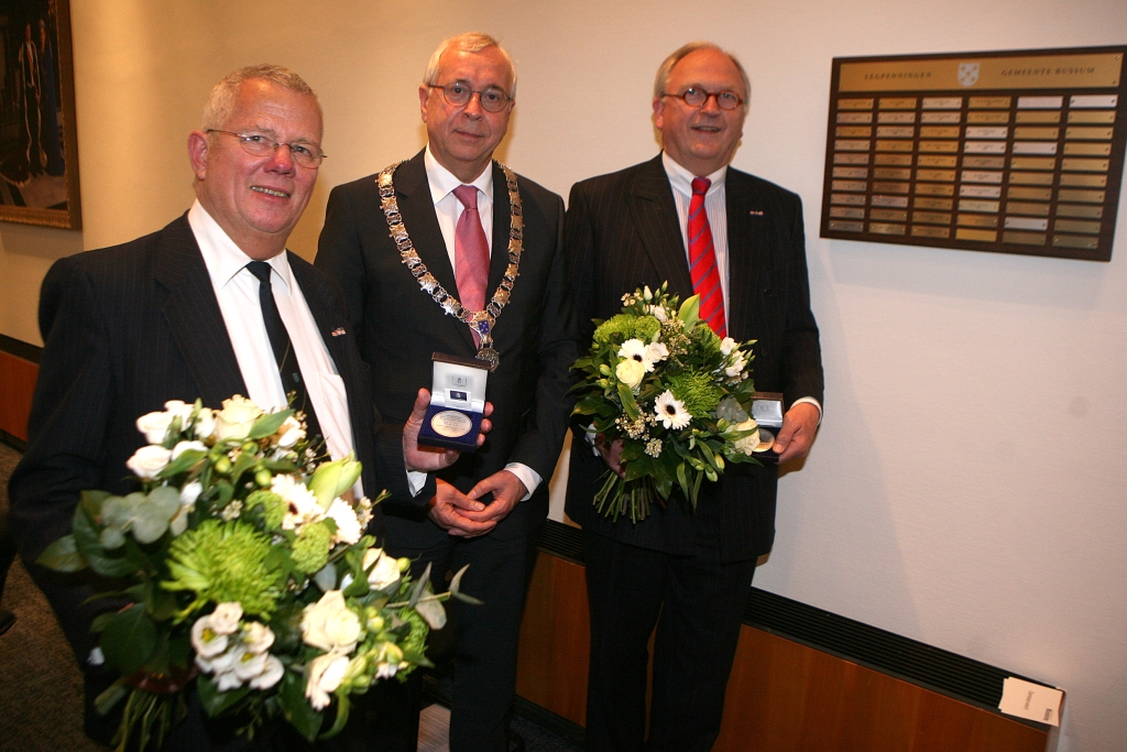 Jan Zegering Hadders en Ton Kehl ontvingen de zilveren legpenning van de gemeente.